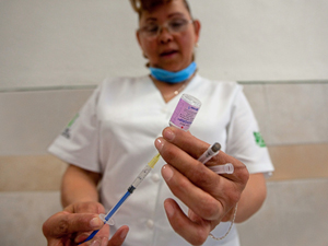 Enfermeira prepara vacina contra o vírus H1N1no México (Foto: Jesus Alcazar/AFP)