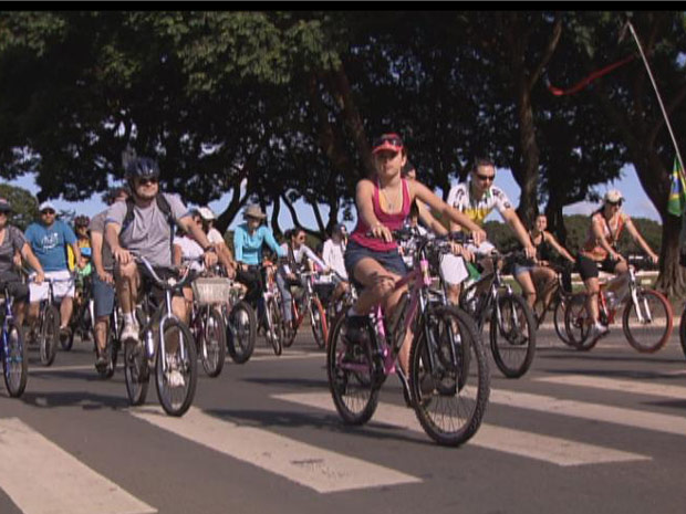 Ciclistas passaram por  várias regiões culturais de Brasília. (Foto: Reprodução/TV Globo (Foto: Reprodução/ TV Globo)