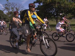 Família faz passeio na mesma bicicleta (Foto: Reprodução/ TV Globo)