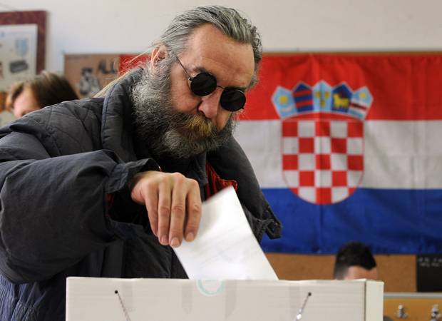 Homem coloca seu voto durante o referendo em Zagreb, na Croácia (Foto: Davor Kovacevic/Reuters)