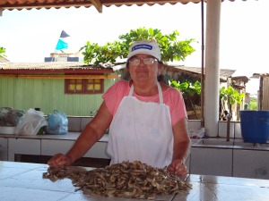 Dona Nadir é a terceira geração de uma família que comercializa camarões.  (Foto: Adriana Justi / G1)