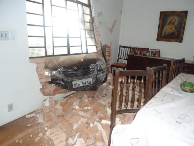 Carro desgovernado desce rua e invade casa em Jaú, SP (Foto: Defesa Civil de Jaú)