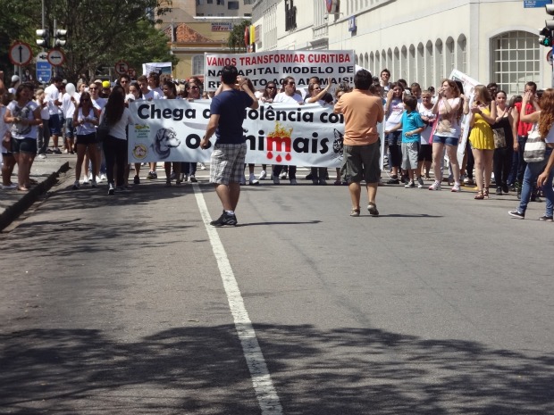 Manifestação começou na Praça Tiradentes por volta das 10h.  (Foto: Júlio Santos / RPC TV)