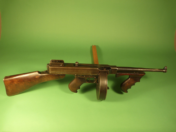A submetralhadora calibre 45 que, acredita-se, pertenceu à dupla Bonnie e Clyde (Foto: Mayo Auction & Realty / Reuters)