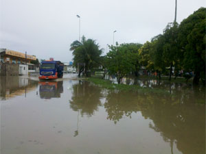 Canal da Avenida Chico Science transbordou (Foto: Kety Marinho / TV Globo)