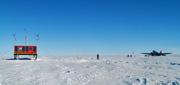 Imagem mostra avião que embarcou com equipe de pesquisadores do interior da Antártida. No lado esquerdo da imagem, o módulo Criosfera 1. (Foto: Divulgação/Heber Passos)