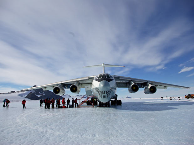 Avião desembarca em Punta Arenas, no Chile, de onde os cientistas e equipamentos utilizados na expedição partem rumo ao Brasil. (Foto: Divulgação/Alexandre Alencar)