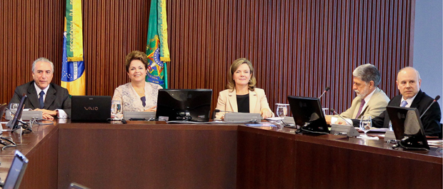A presidente Dilma Rousseff em reunião ministerial, entre o vice-presidente, Michel Temer, Gleisi Hoffmann (Casa Civil), Celso Amorim (Defesa) e Guido Mantega (Fazenda) (Foto: Roberto Stuckert Filho/PR)