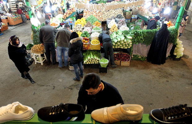 Iranianos cmpram no Tajrish Bazaar em Teerã, nesta segunda (Foto: Atta Kenare/AFP)