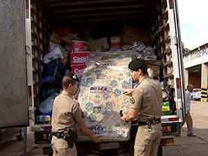 Militares colocam donativos no caminhão que segue para BH. (Foto: Reprodução/TV Integração)