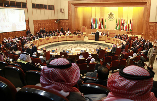 Ministros árabes em reunião da Liga na sede, no Cairo (Foto: Suhaib Salem/Reuters)