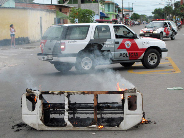 Sofá é queimado em área perto do Pinheirinho (Foto: Marcelo Mora/G1)