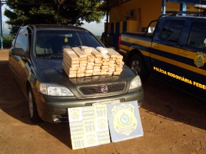 Taxista e passageiro são detidos com 50,2 kg de maconha em MS (Foto: Divulgação/PRF)