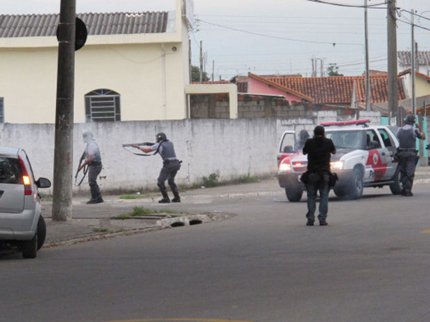 PM dá tiros de bala de borracha e joga bomba de efeito moral (Foto: Marcelo Mora/G1)