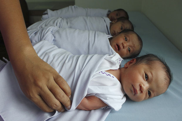 Uma mulher deu à luz nesta terça-feira (24) a quadrigêmeos, três meninas e um menino, após passar por uma inseminação artificial. Sonta Ria Nababan, de 39 anos, concebeu no hospital Stella Maris, na cidade de Medan. (Foto: Roni Bintang/Reuters)