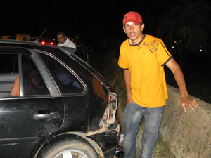 Verdureiro Lucas Fernandes mostra danos em seu Gol (Foto: Paulo Toledo Piza/G1)