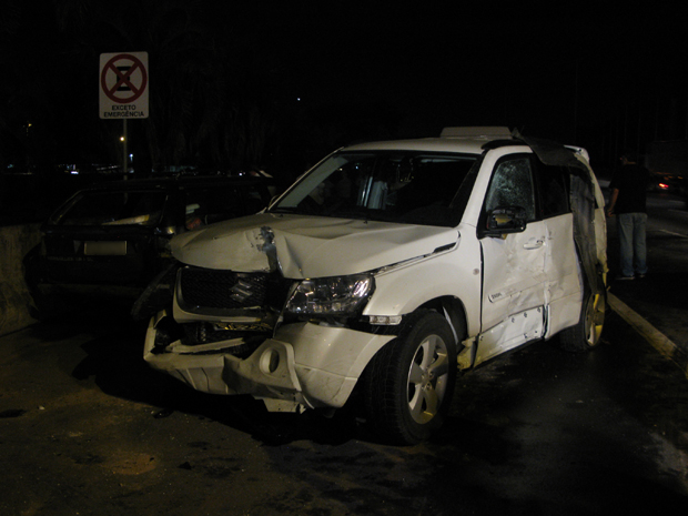 Veículo destruído após colisão (Foto: Paulo Toledo Piza/G1)