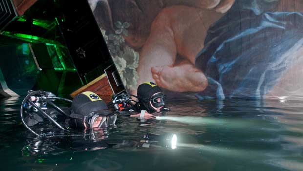 Imagem divulgada nesta terça-feira (24) pela Marinha italiana mostra mergulhadores trabalhando dentro do Costa Concordia (Foto: AP)