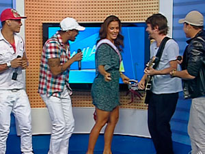 Ivete Sangalo reúne fãs e recebe convidados no estúdio da TV Bahia (Foto: Reprodução/ TVBA)