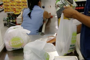 Supermercados deixam de oferecer sacolas plásticas em Sorocaba, SP (Foto: g1)