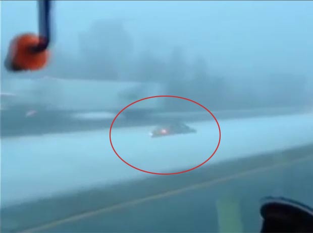 Mulher oi filmada dirigindo no canteiro que divide rodovia. (Foto: Reprodução)