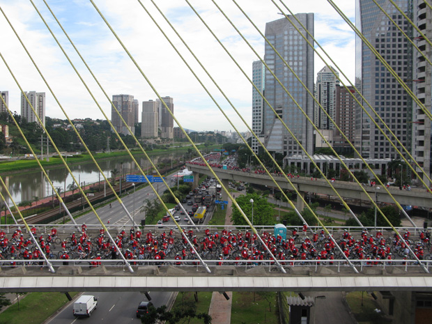 Cerca de 8 mil pessoas participaram na manhã desta quarta-feira (25) da quarta edição World Bike Tour em São Paulo. A largada aconteceu nesta manhã, na ponte estaiada, na Zona Sul (Foto: Luciana Bonadio/g1)