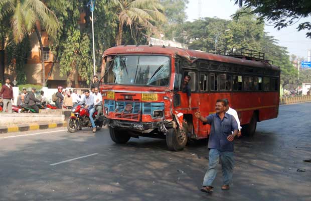 O ônibus dirigido pelo motorista que provocou acidentes nesta quarta-feira (25) na cidade indiana de Pune (Foto: AP)