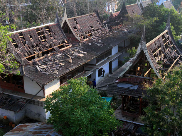 Um templo ficou praticamente destruído ao ser atingido por fogos de artifício lançados durante uma celebração do Ano Novo Chinês comemorado em Bangcoc, na Tailândia, nesta quarta-feira (25). (Foto: AP Photo)