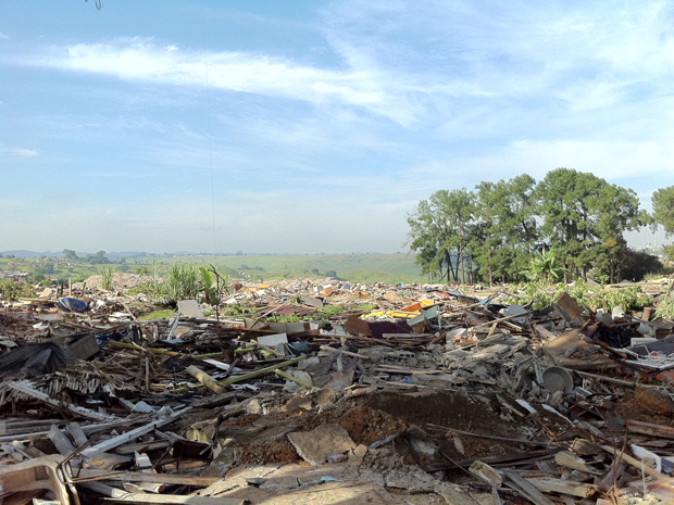 Trabalho de demolição de casas erguidas em terreno do Pinheirinho deve ser concluído ainda hoje (Foto: Juliana Cardilli/G1)