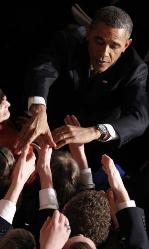 Obama cumprimenta pessoas após discursar na noite desta terça-feira (24) no Capitólio (Foto: AP)