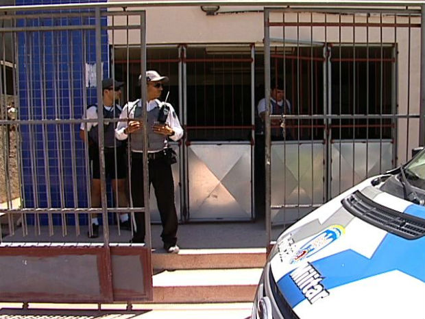 Policiais fizeram a segurança do Posto de Saúde  (Foto: Reprodução/TV Gazeta)