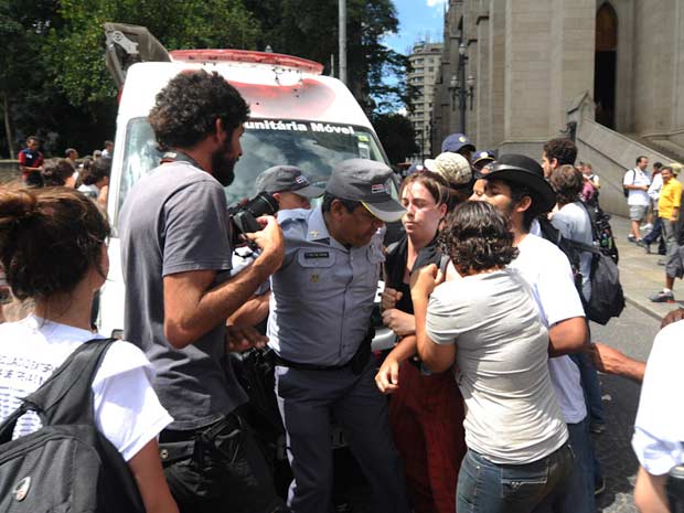 Manifestantes se desentendem com policial militar na Praça da Sé (Foto: Flávio Moraes/G1)