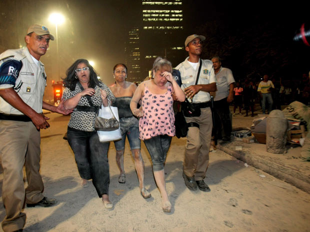 Prédio desaba no Centro do Rio (Foto: Marcelo Piu/Agência O Globo)