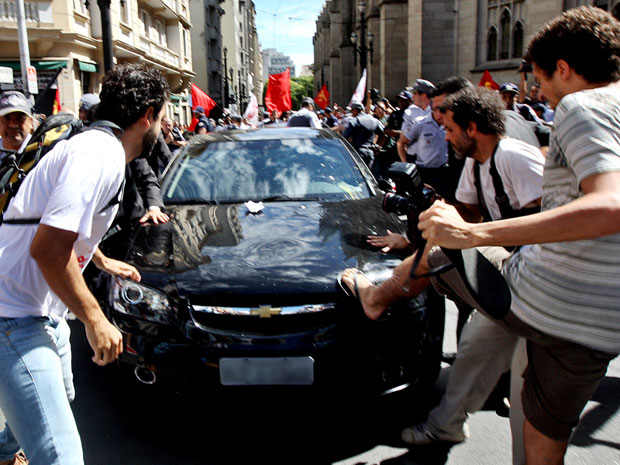 Manifestantes chutam carro durante protesto nesta quarta-feira (Foto: Marcio Fernandes/Agência Estado)