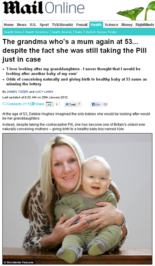 Debbie Hughes com o bebê Kyle, uma surpresa aos 53 anos de idade. (Foto: Daily Mail / Reprodução)