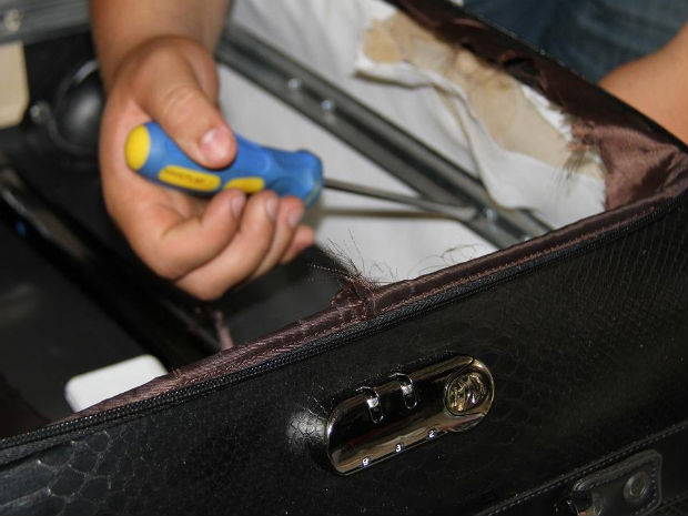 Haxixe estava escondido em fundo falso de mala (Foto: Divulgação/Receita Federal)
