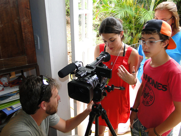 Miguel Rohrmann, de 13 anos, e Jéssica Rocha, de 17 anos, produzem um curta-metragem durante a Mostra de Cinma de Tiradentes (Foto: Pedro Triginelli/G1)