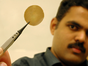 Rahul Nair, um dos autores do estudo, com uma fina lâmina de óxido de grafeno. (Foto: Copyright Science / AAAS)