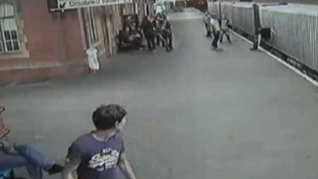 Câmeras de segurança flagraram o momento em que homem é jogado contra trem em movimento (Foto: Reprodução / BBC)