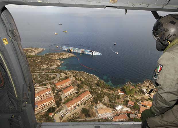 O navio Costa Concordia visto a partir de helicóptero da Marinha que sobrevoa a ilha de Giglio (Foto: AP)