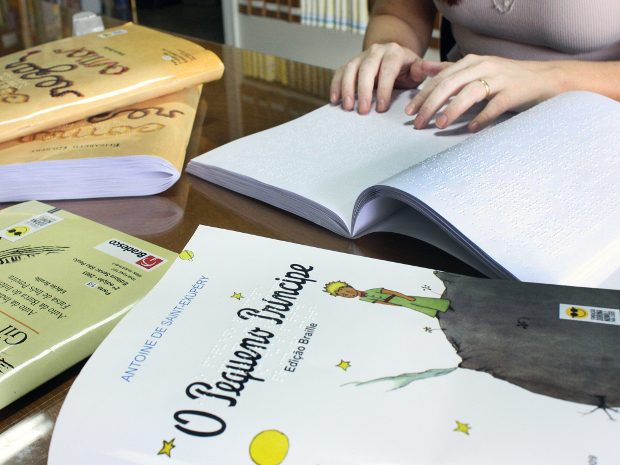 Títulos de livros são disponibilizado em braille para visitantes em Rio Preto, SP (Foto: Divulgação / Ricardo Boni)