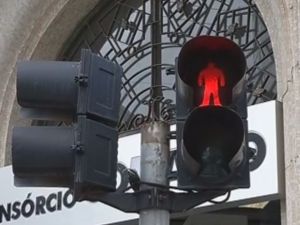 Semáforos possuem dispositivo sonoro para auxiliar as pessoas com deficiência visual.  (Foto: reprodução/TV Tem)