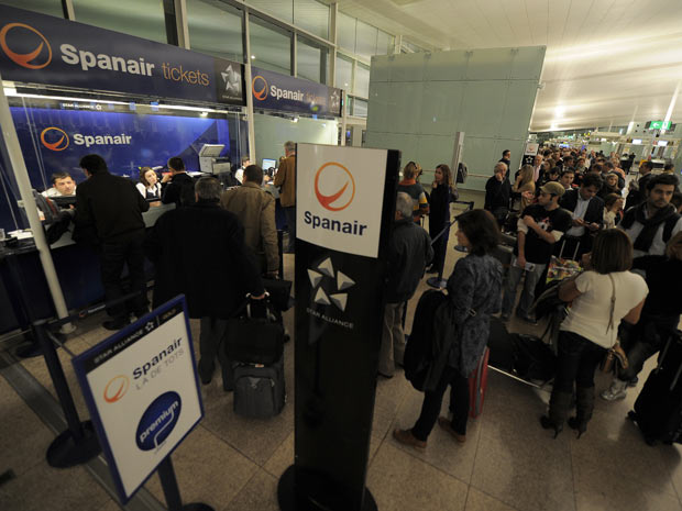Passageiros buscam informações sobre os voos da Spanair no aeroporto de Barcelona, nesta sexta-feira (27) (Foto: AFP Photo)