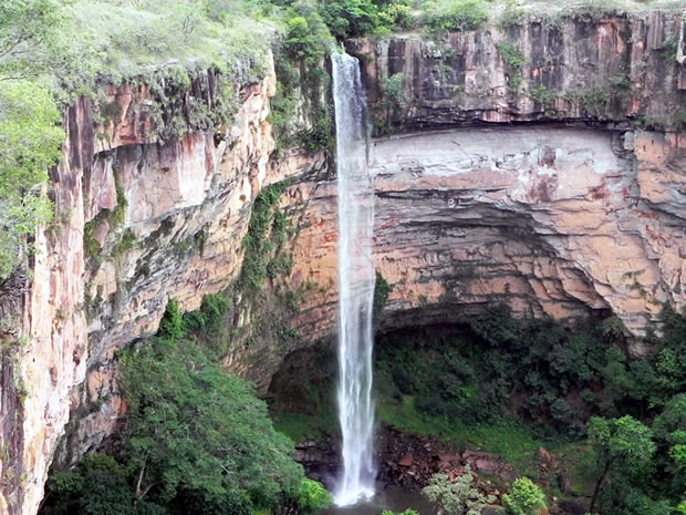 Com 86 metros de queda d'água, cachoeira do Véu de Noiva é um dos cartões postais do Parque Nacional de Chapada (Foto: Dhiego Maia/G1)