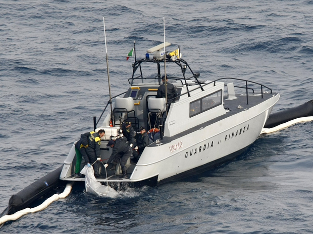 Equipes de resgates puxam o 17º corpo a ser achado no navio Costa Concordia. (Foto: Darrin Zammit Lupi / Reuters)