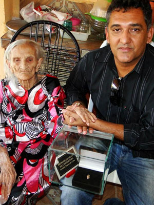 Ex-cangaceira Aristéia Soares de Lima, 98 anos, em sua casa, em Delmiro Gouveia (AL), com o pesquisador João de Sousa Lima (Foto: Arquivo Pessoal/João de Sousa Lima)