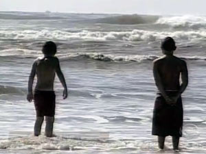 Banhistas se arriscaram a tomar banho após vazamento de olho em praia do RS (Foto: Reprodução/RBS TV)