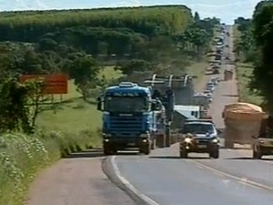 Carreta de 97 metros é escoltada pela PRF, em Goiás (Foto: Reprodução/TV Anhanguera)
