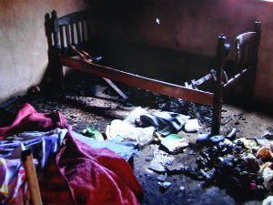 Casa do homem que matou jovens foi incendiada por populares (Foto: Reprodução/TVCA)