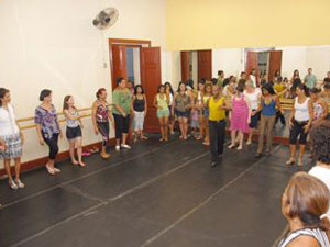 Aulas de samba são gratuitas em oficina na Fafi (Foto: Thalles Waichert/ Divulgação PMV)